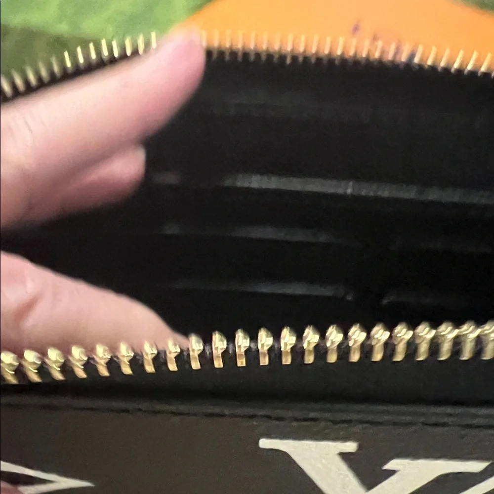 NIB Louis Vuitton Zippy Black Wallet with White Monogram Accents - Picture 10 of 16